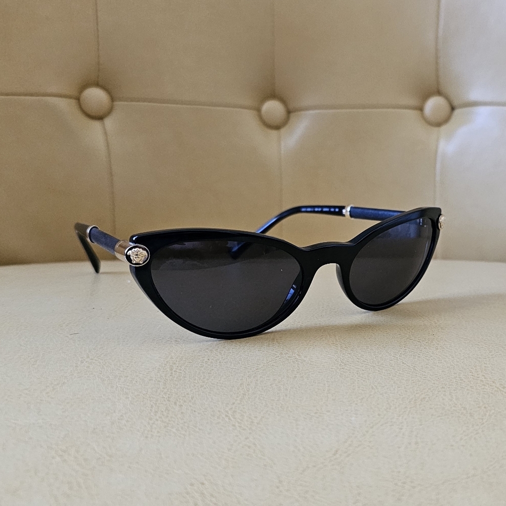 Chic Black Cat-Eye Sunglasses